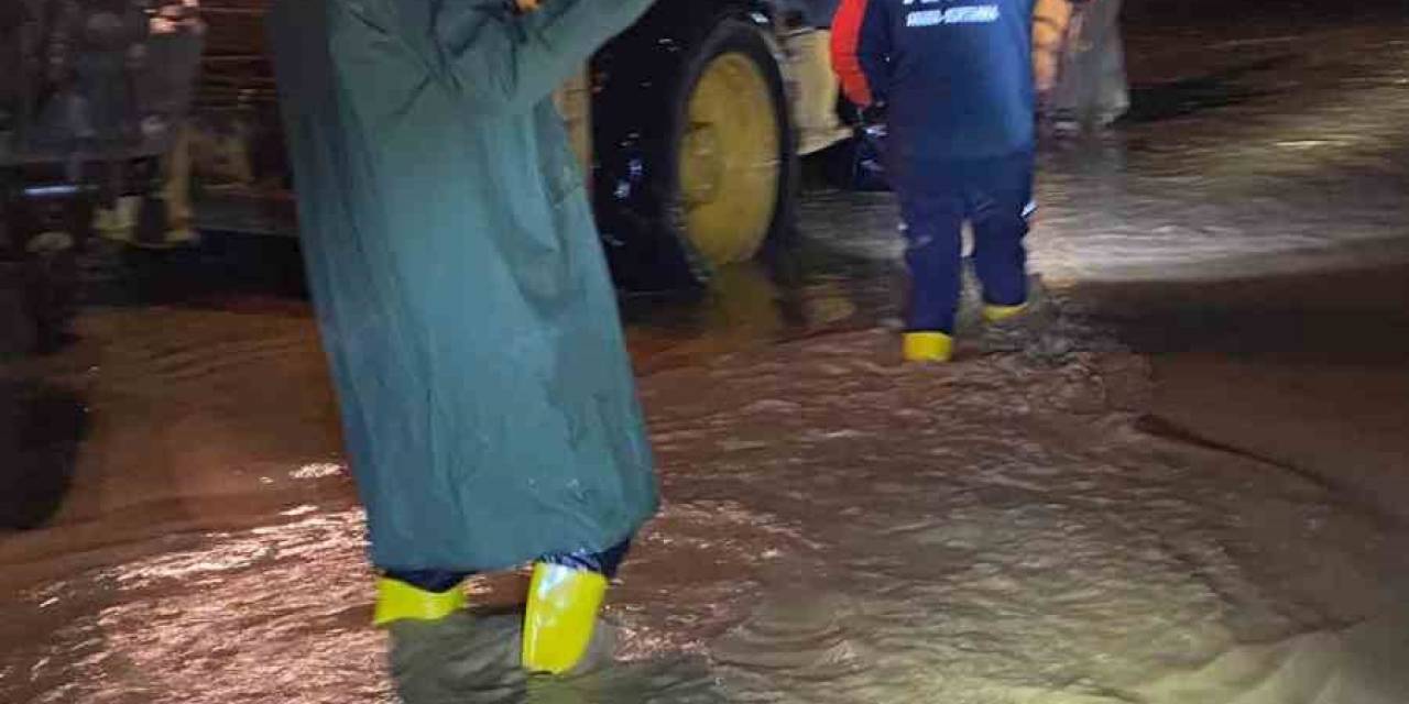 Yalova’da Su Basan Sitedeki 10 Kişi Kurtarıldı