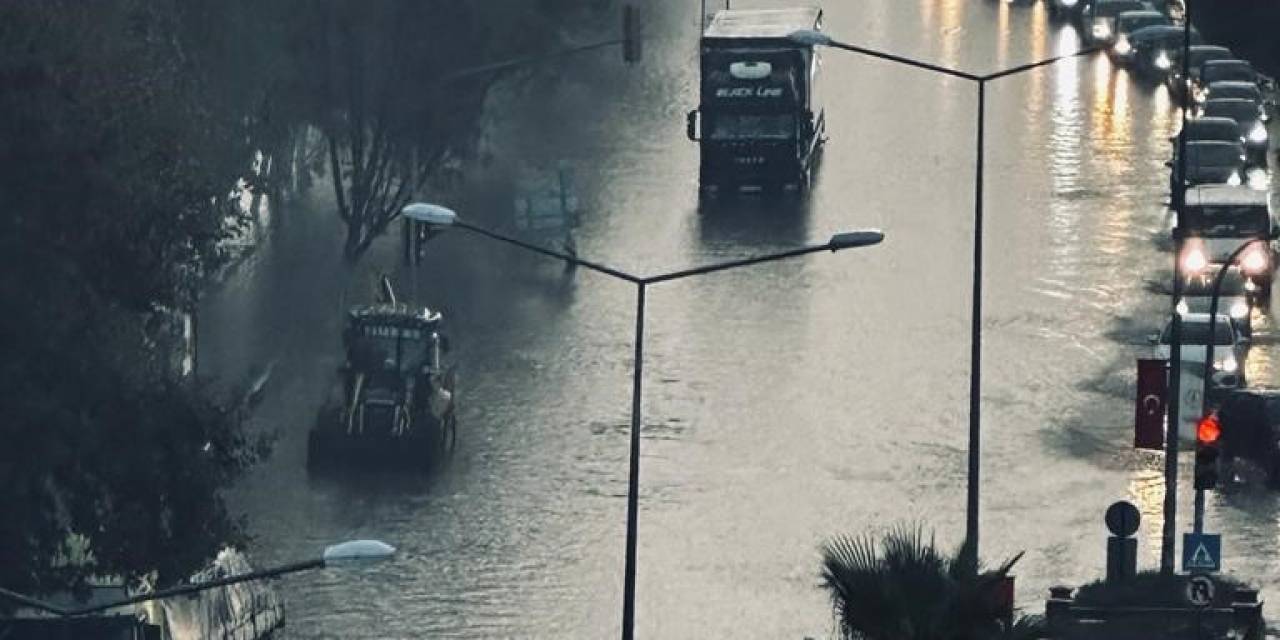 İncirliova Yolu Göle Döndü, Sürücüler Zor Anlar Yaşadı