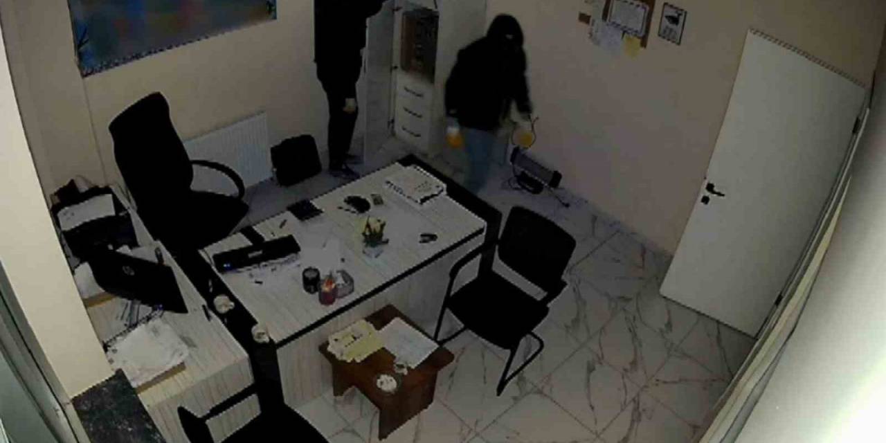 Maskeli Hırsızlar Kamerayı Çevirip Kasayı Soydu