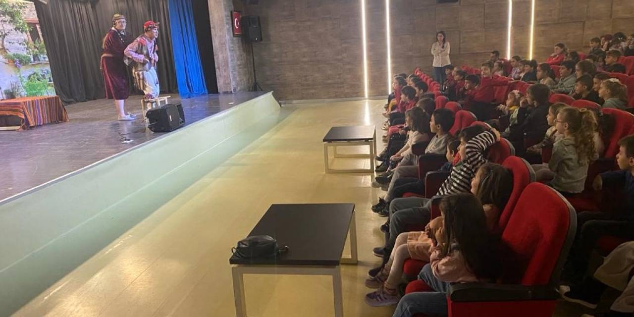 Sanatseverler Tiyatroyla Buluşmaya Devam Ediyor