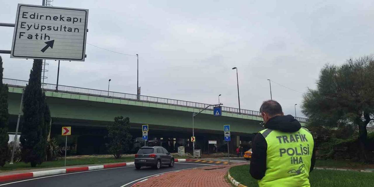 Fatih’te Yayalara Yol Vermeyen Sürücü Tepki Gösterse De Cezadan Kaçamadı