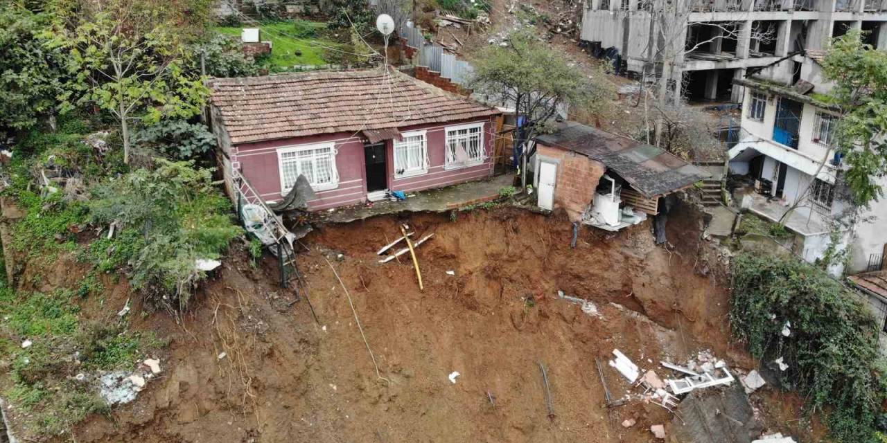 Eyüpsultan’da Toprağın Kaydığı İki Alan Dron İle Görüntülendi