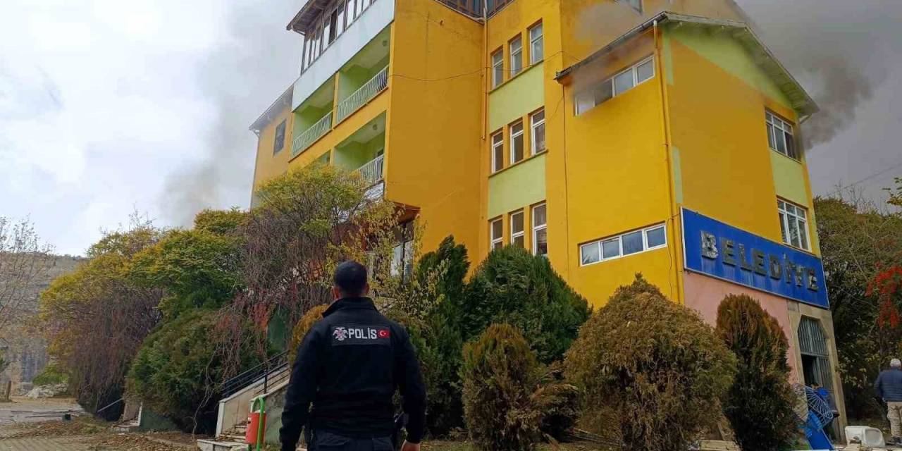 Daha Önce Belediye Binası Ve Öğretmenevi Olarak Kullanılıyordu, Alevler İçinde Kaldı
