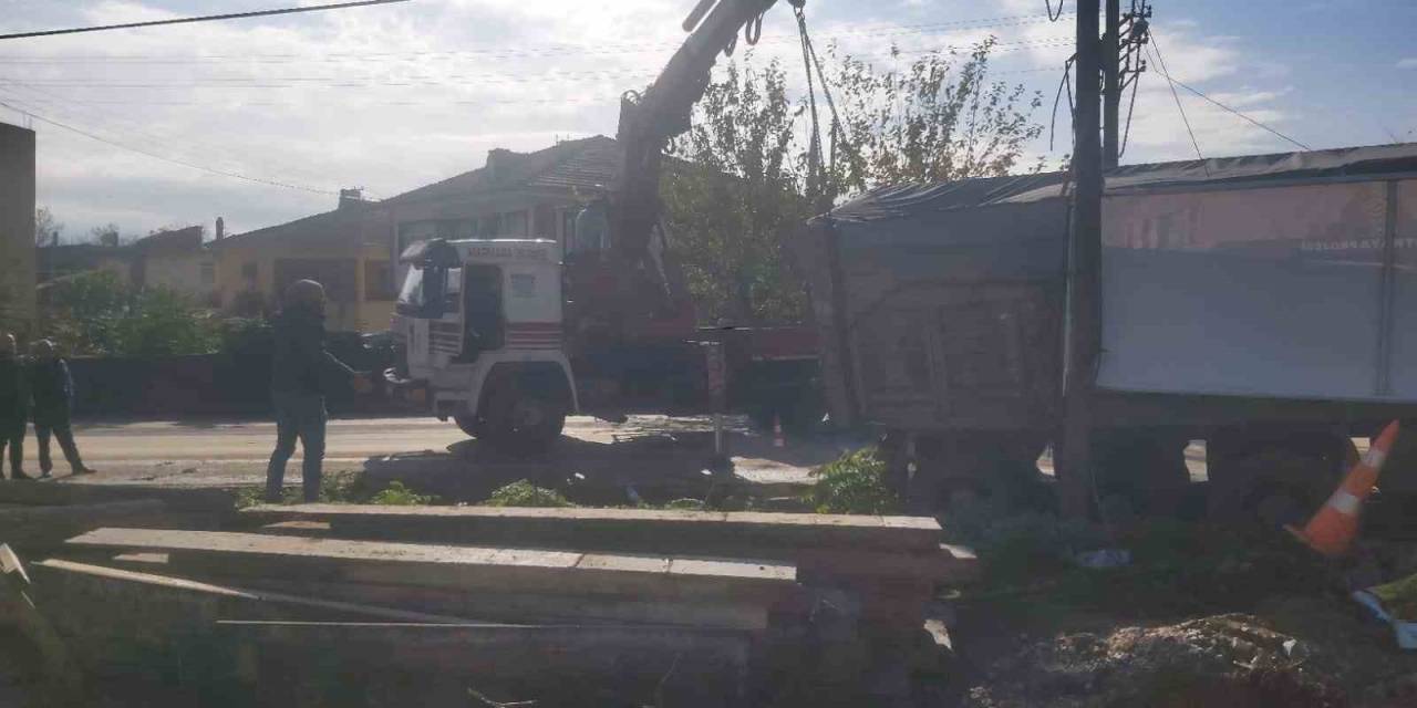 25 Tonluk Tır Kanala Düştü