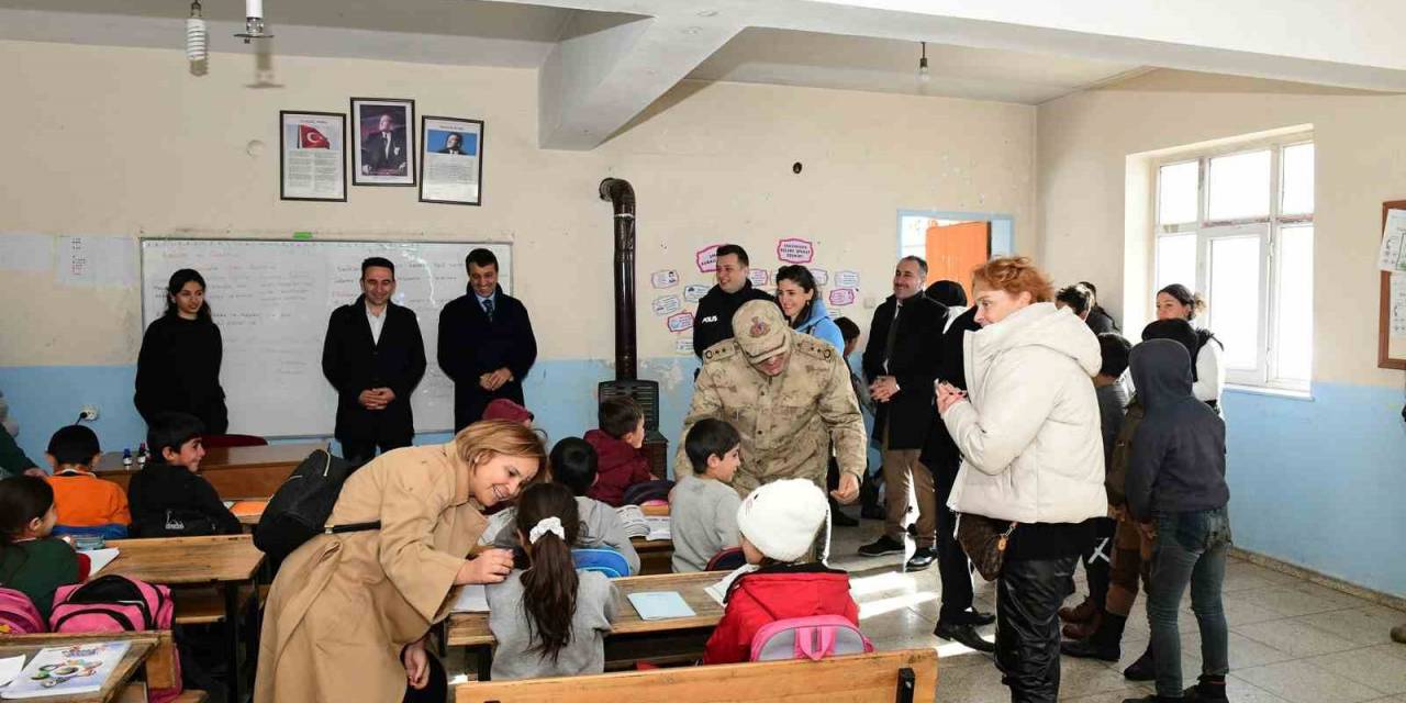 Çatak’ta Öğrencilere Mont Ve Kırtasiye Yardımı Yapıldı