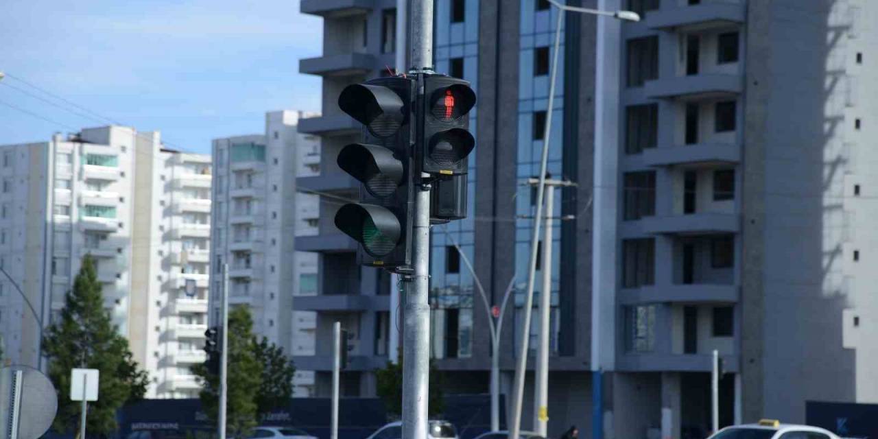 Büyükşehir Belediyesi, Yol Ve Yaya Güvenliği İçin Sinyalizasyon Sistemlerini Artırıyor