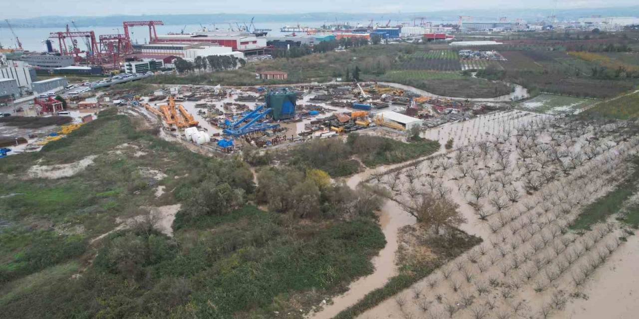 Yalova Tersaneler Bölgesinde Yaşanan Su Baskınında Mahsur Kalan 12 Kişi Kurtarıldı