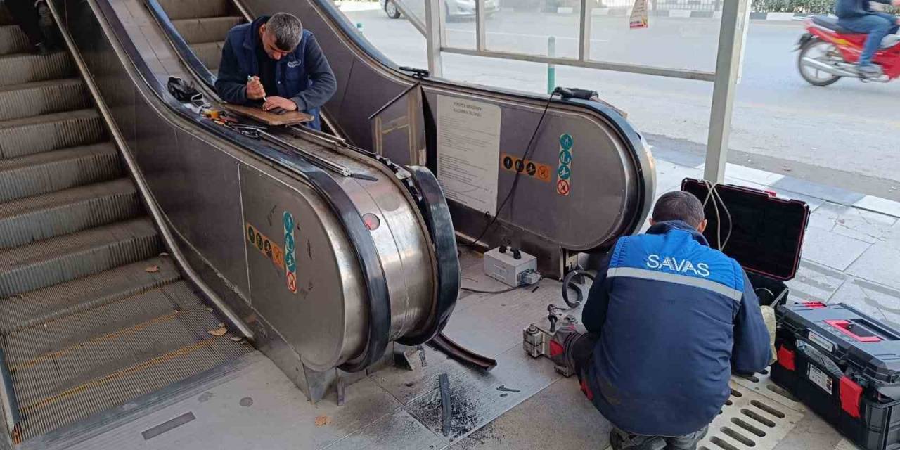 Manisa Büyükşehir Belediyesi Yürüyen Merdiveni Onarıyor