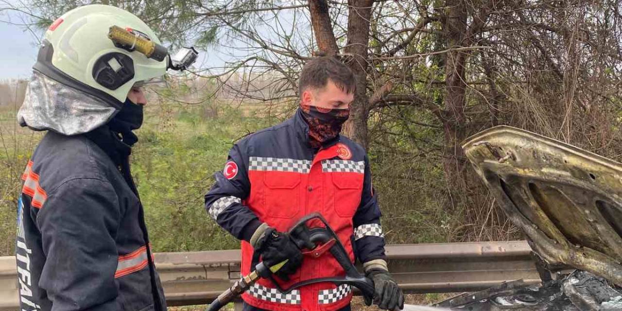 Otoyolda Seyir Halinde Alev Alan Otomobil Kullanılamaz Hale Geldi
