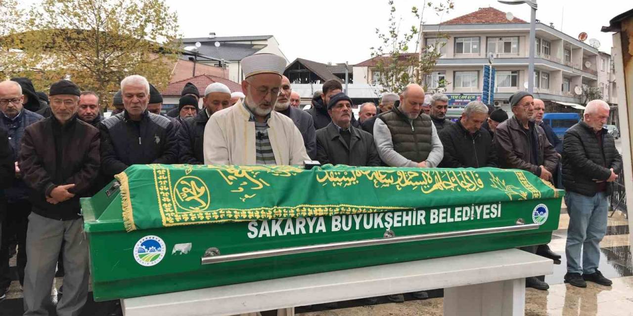 Evinin Salonunda Ölü Bulunmuştu, Kız Kardeşinin Yanına Defnedildi