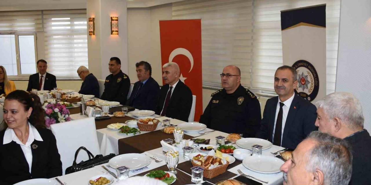 Balıkesir İl Emniyet Müdürü Muhtarlarla  Buluştu