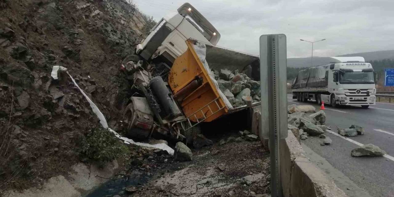 Bilecik’te Taş Yüklü Kamyon Devrildi; 1 Hafif Yaralı