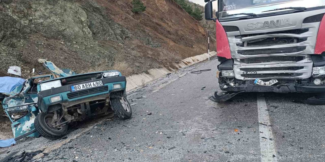 Tokat’ta Tır İle Otomobil Çarpıştı: 2 Ölü, 1 Yaralı