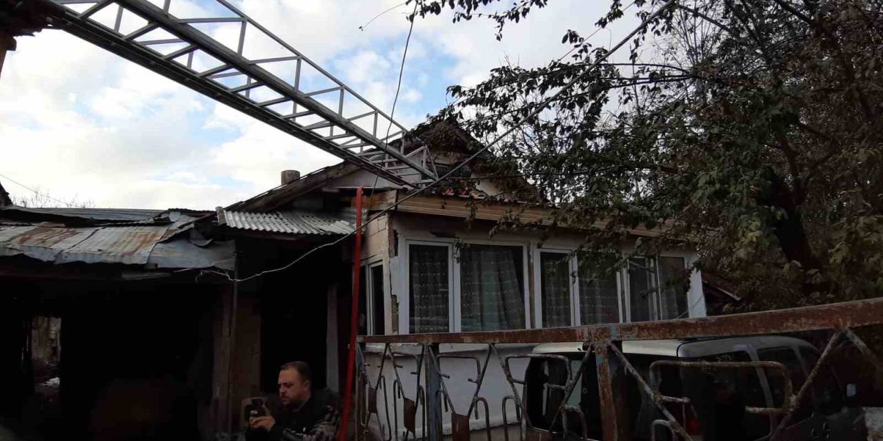 Ahşap Evde Elektrik Kabloları Yangın Çıkardı: 2 Kişi Dumandan Etkilendi