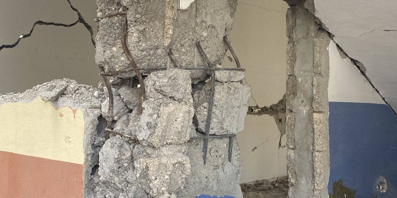 Ağır Hasarlı Bina Vatandaşları Tedirgin Ediyor