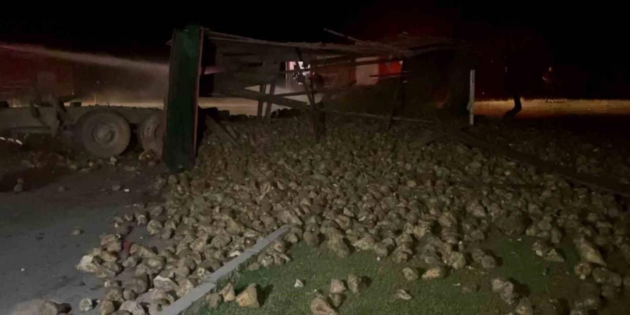 Süt Tankeri İle Pancar Yüklü Tır Çarpıştı: 2 Yaralı