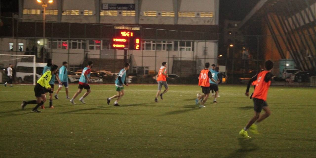 Dondurucu Havaya Aldırış Etmeyen Kyk Öğrencileri Top Koşturdular