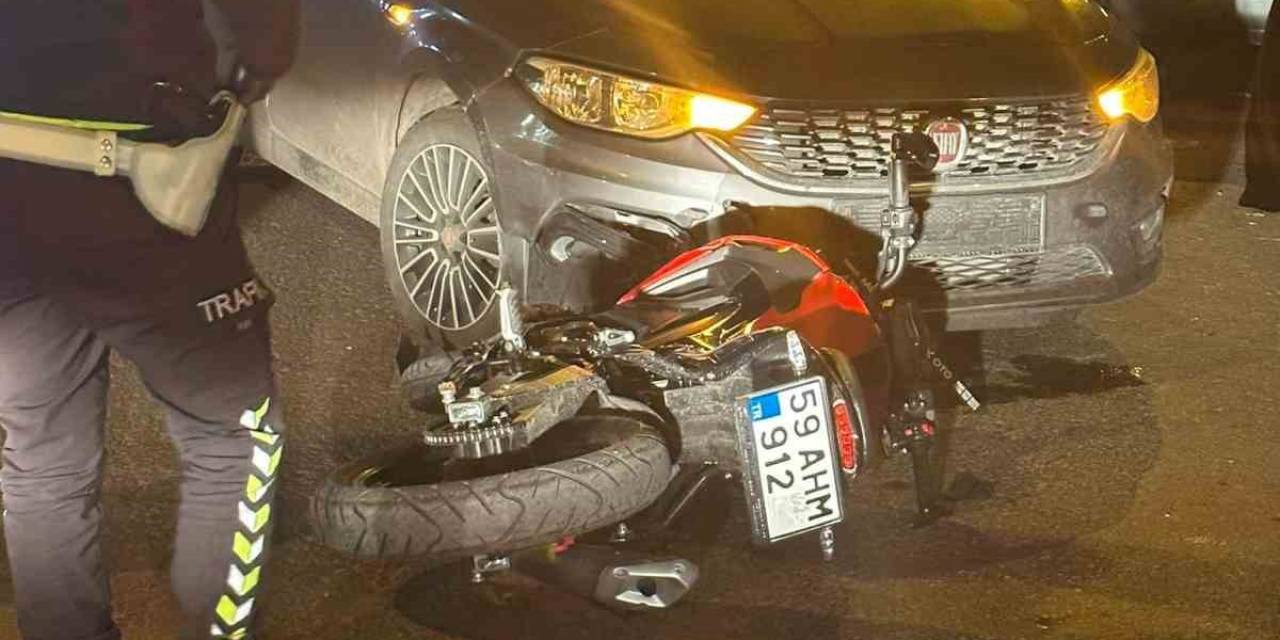 Otomobil İle Motosiklet Çarpıştı: Kaza Anı Kameralara Yansıdı