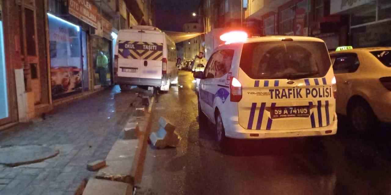 Alkollü Servis Sürücüsü Kaldırıma Çıktı: 2 Yaralı