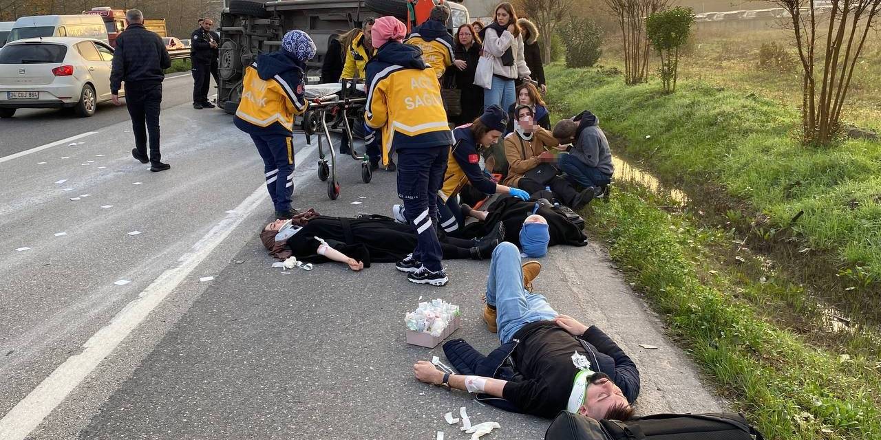 Otomobil Yolcu Minibüsüne Çarptı, Ortalık Savaş Alanına Döndü: 17 Yaralı
