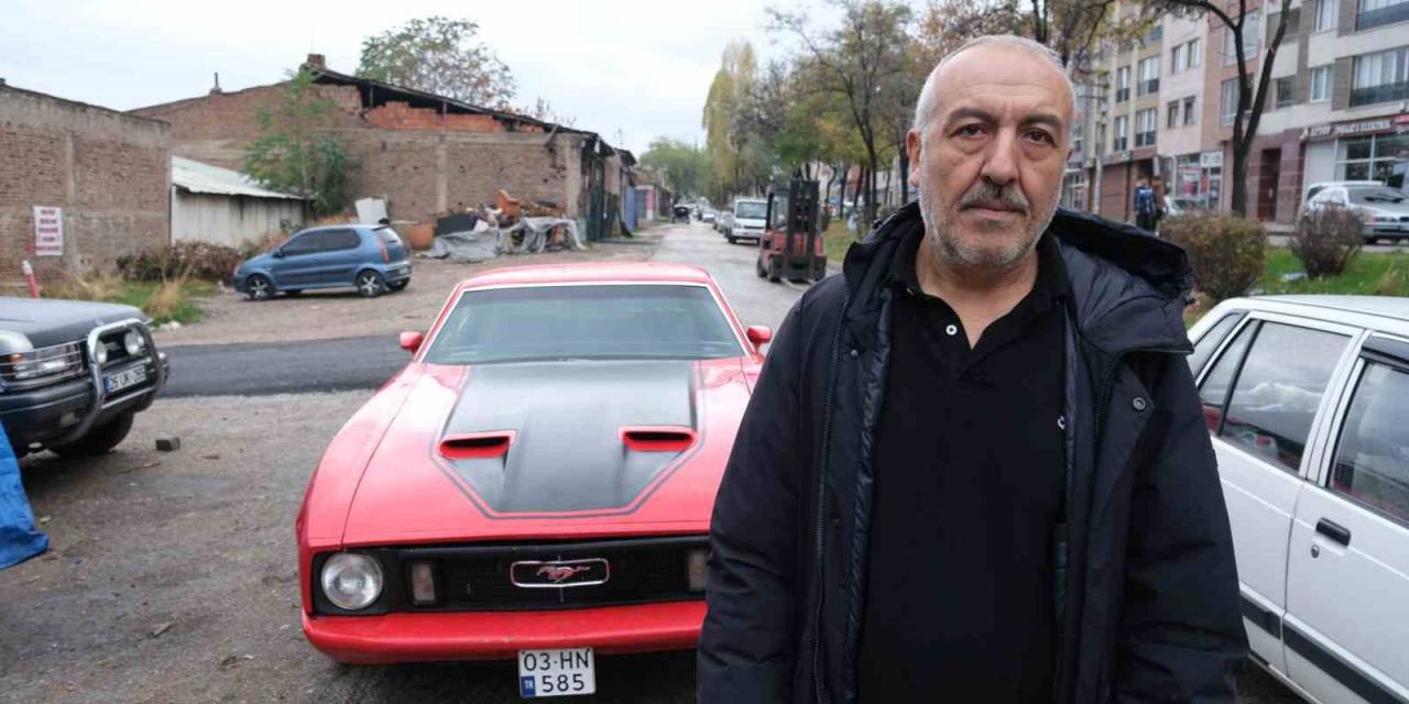 Gözü 1973 Yapımı O Model Araçtan Başkasını Görmüyor