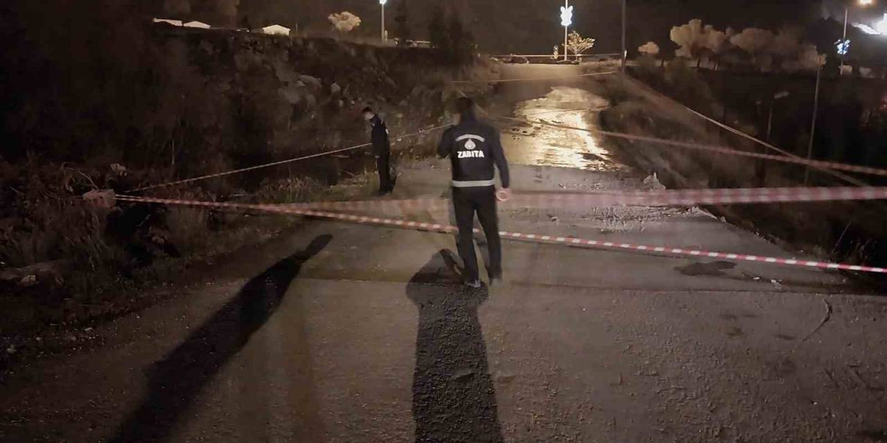 Zabıta Ekipleri Buzlanan Yolda Önlem Aldı