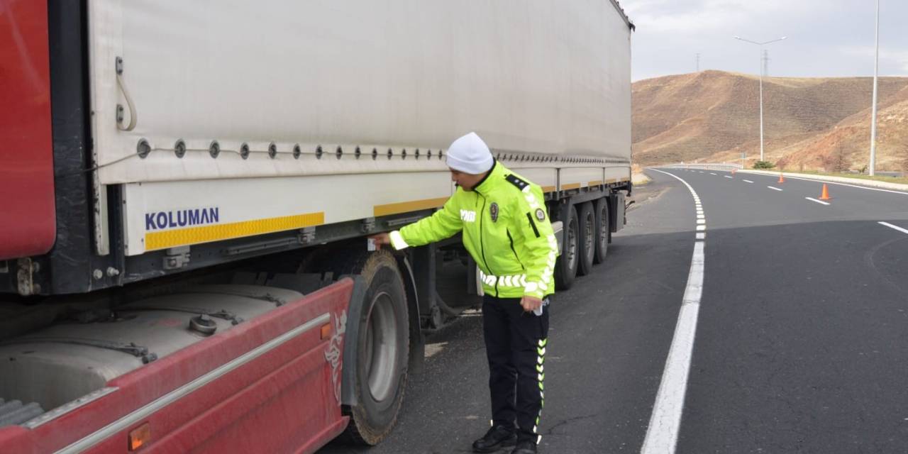 Tercan’da Zorunlu Kış Lastiği Uygulaması Yapıldı