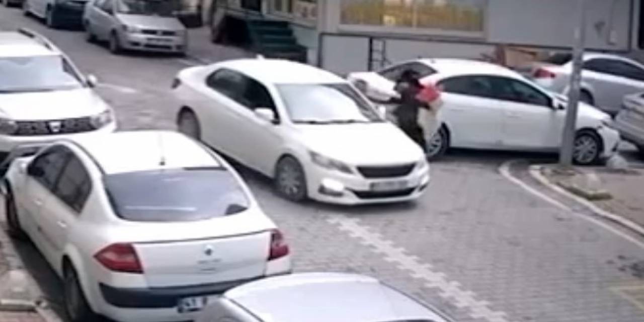 Esenyurt’ta Sokakta Yürüyen Kadını Eliyle Taciz Etti: O Anlar Kamerada