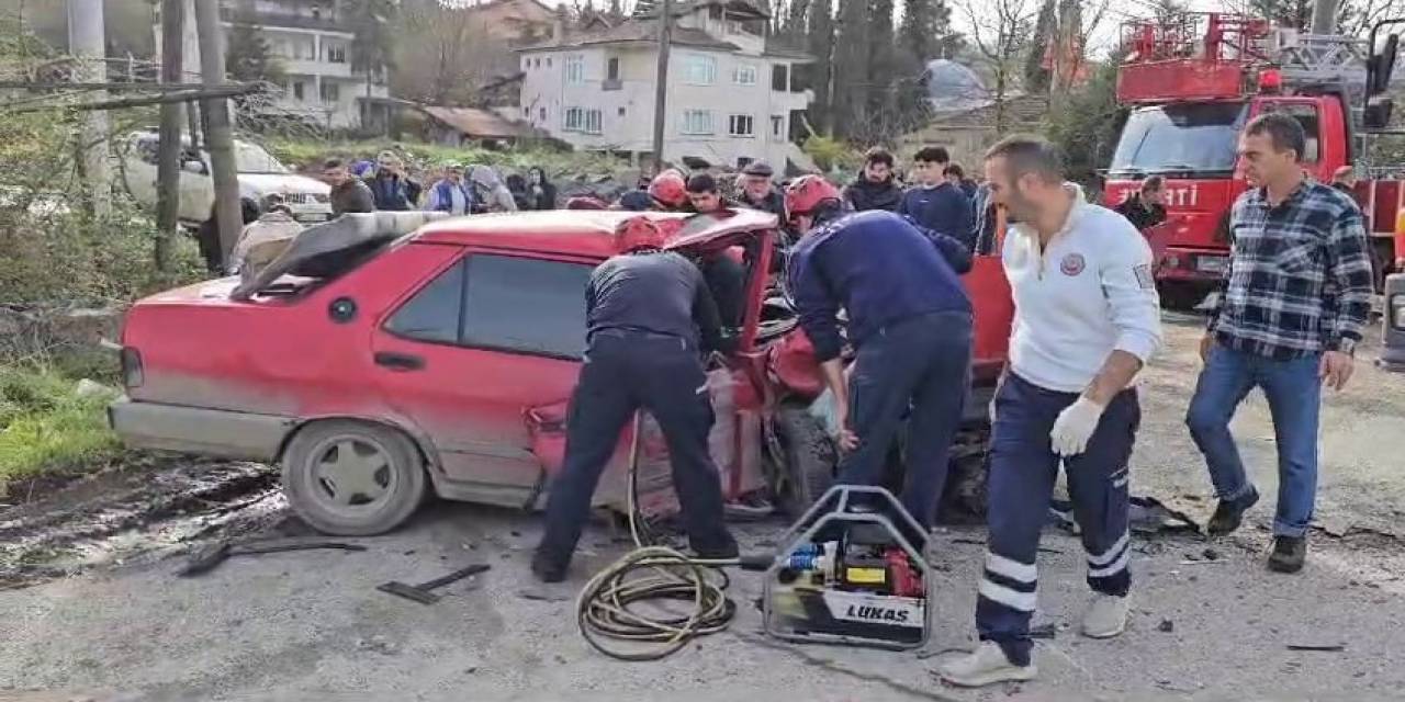 İki Otomobil Kafa Kafaya Çarpıştı: 1’i Ağır 3 Yaralı