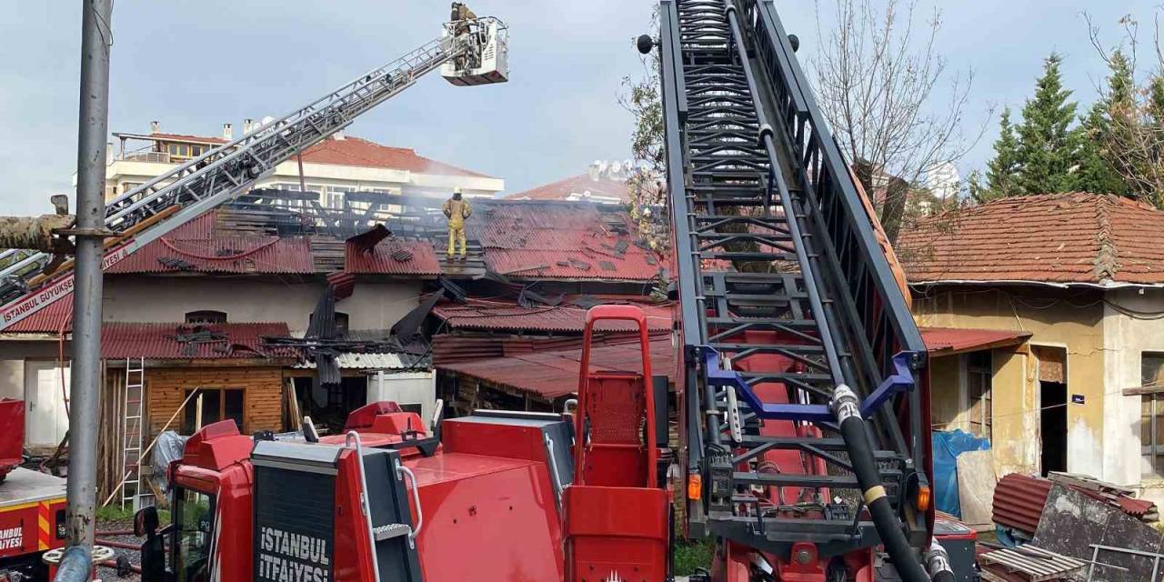 Üsküdar’da Marangozhane Çatısı Alev Alev Yandı