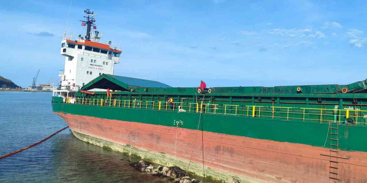 Kastamonu’da Karaya Oturan Gemideki 50 Ton Yakıt Tahliye Ediliyor
