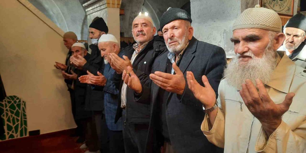 9 Asırlık Camide Eller Filistin İçin Semaya Kalktı