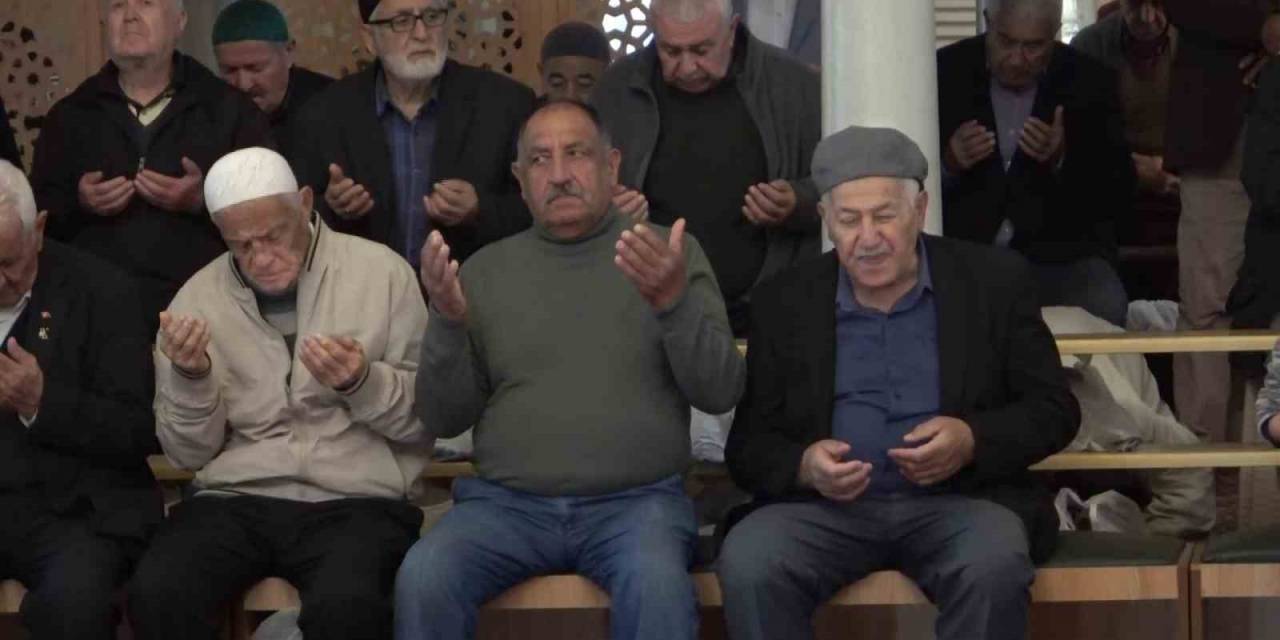 Adana’daki Camilerde Filistin İçin Dua Edildi