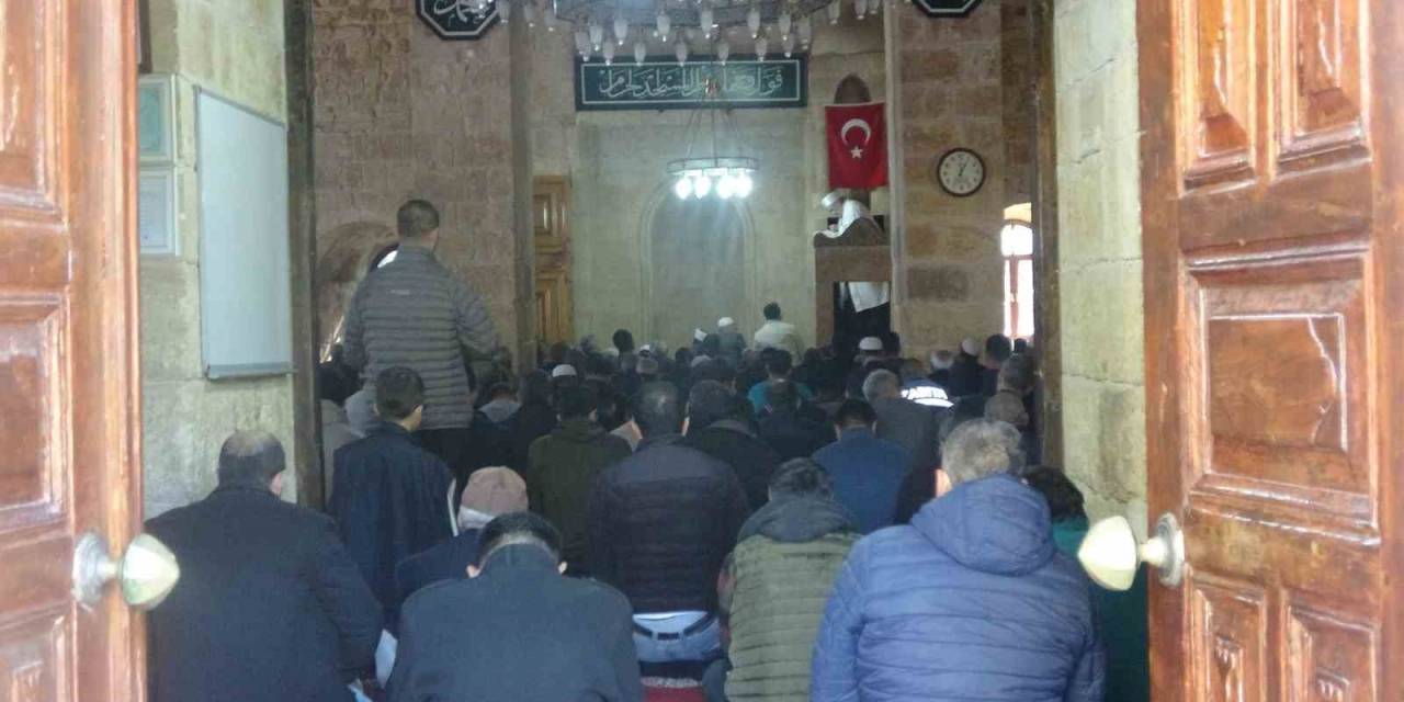 Tarihi Camide Filistin İçin Dua Edildi