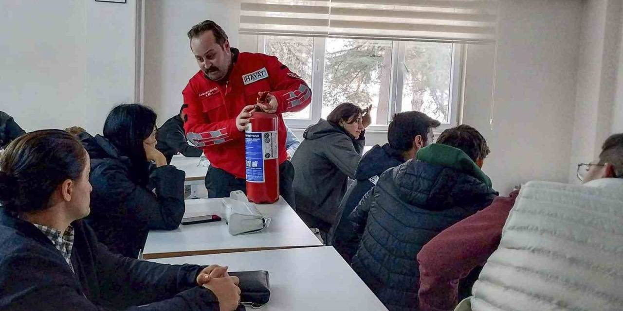 Öğrenciler Gönüllü Faaliyetlerle Gelişiyor