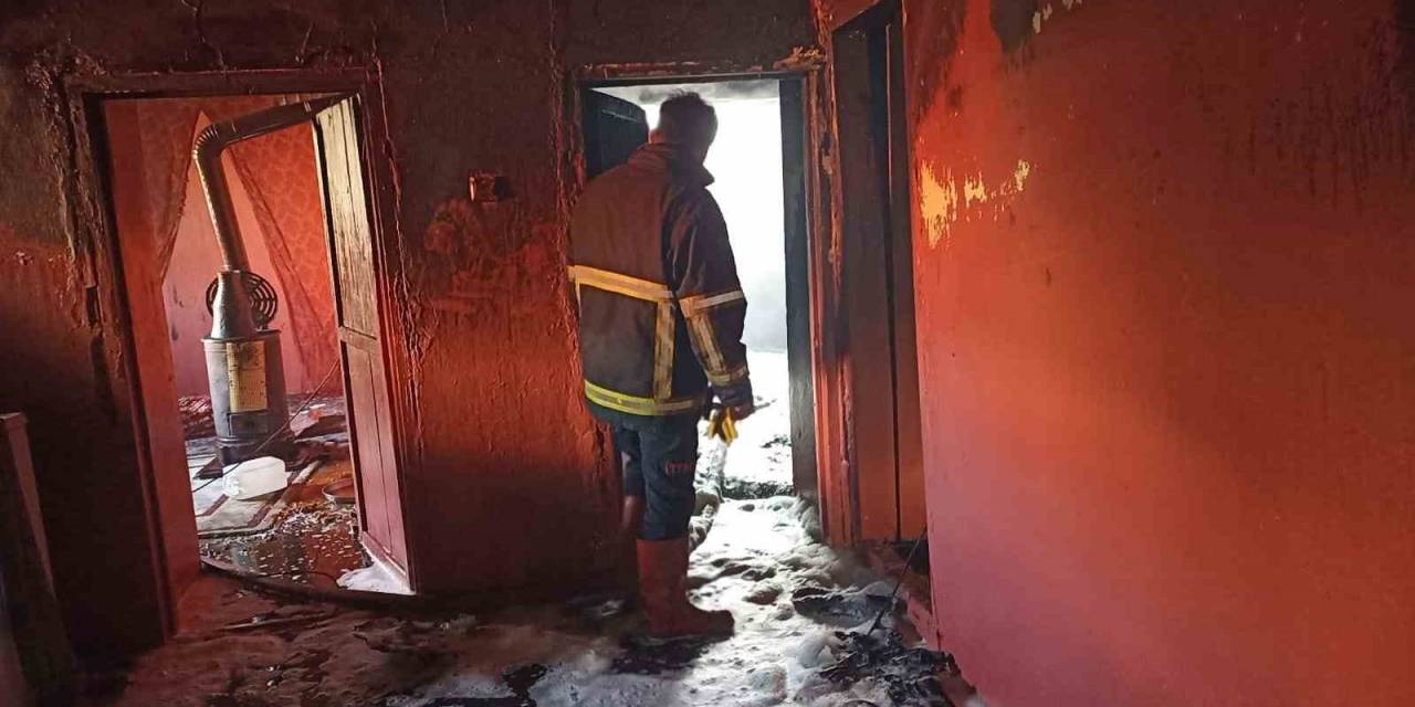 Yabancı Uyruklu Ailenin Çocuğu Çakmakla Oynadığı Sırada Evi Yaktı