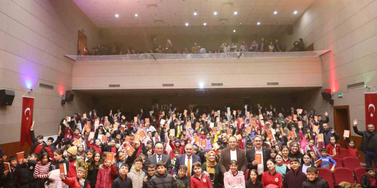 Eğitimci Yazar Aktaş, Çocuklarla Bir Araya Geldi