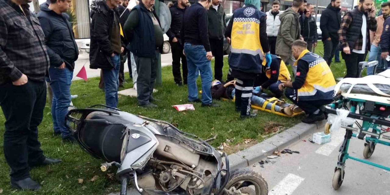 Kaza Anı Kamerada...otomobil İle Çarpışan Motosikletteki 2 Genç Yaralandı