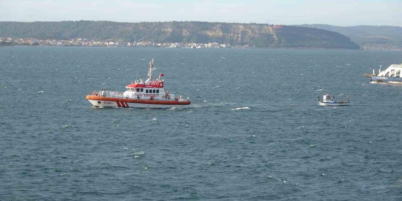 Çanakkale Boğazı’nda Sürüklenen Balıkçı Teknesi, Barınağa Yanaştırıldı