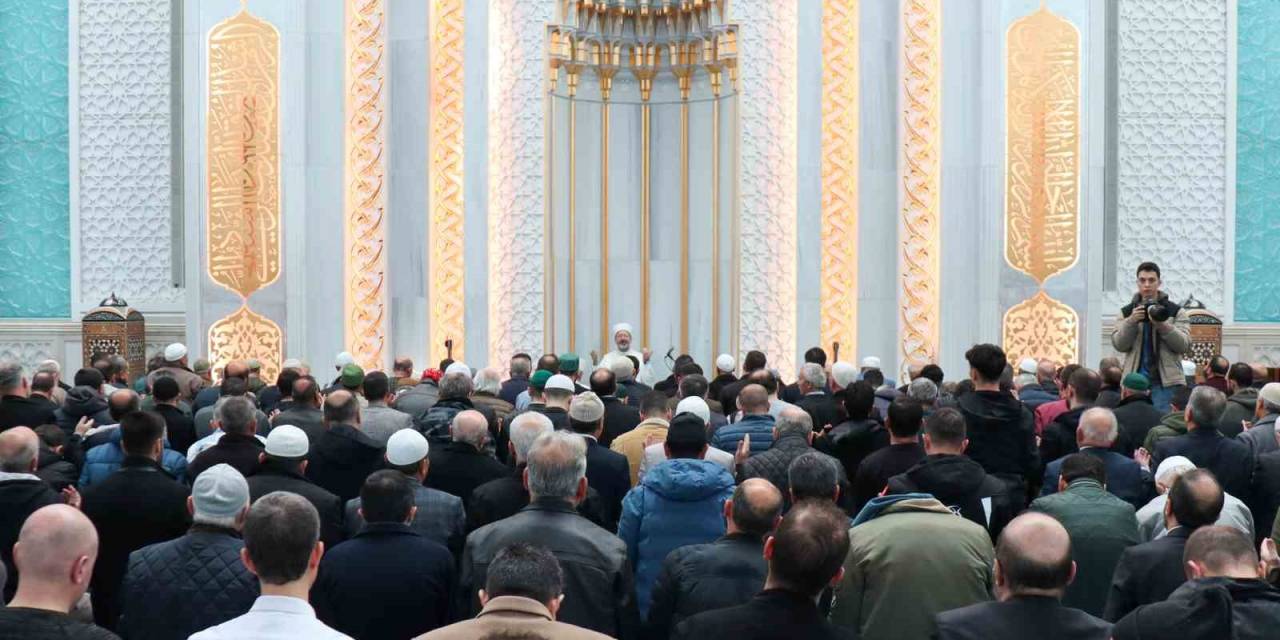 Filistinliler İçin 90 Bin Camide Dualar Edildi