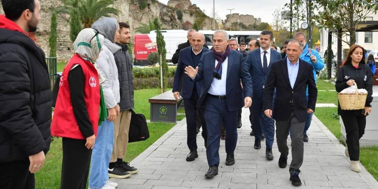 Fatih’te Liseli Gençlerle Lale Dikimi