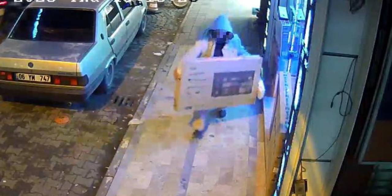 Gözüne Kestirdiği Televizyonu Sırtlayıp Götürdü, O Anlar Kameraya Yansıdı
