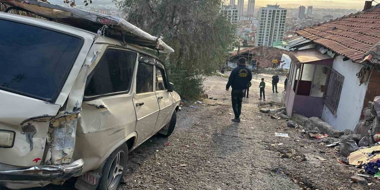 Çöp Kamyonu Gecekondunun Çatısına Uçtu