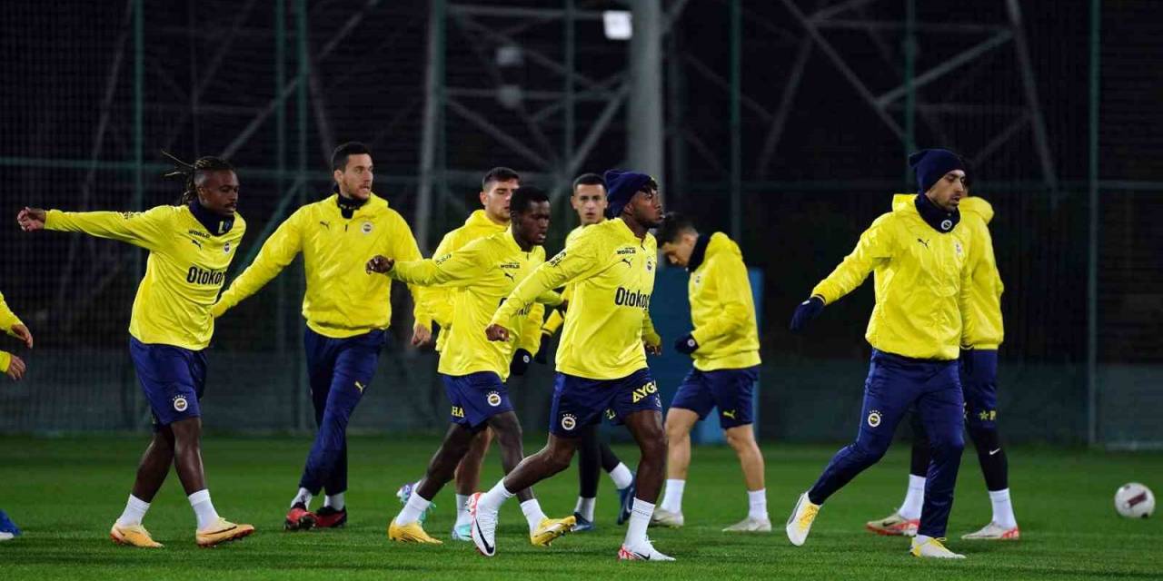 Ali Koç, Antrenman Öncesi Takımla Toplantı Yaptı