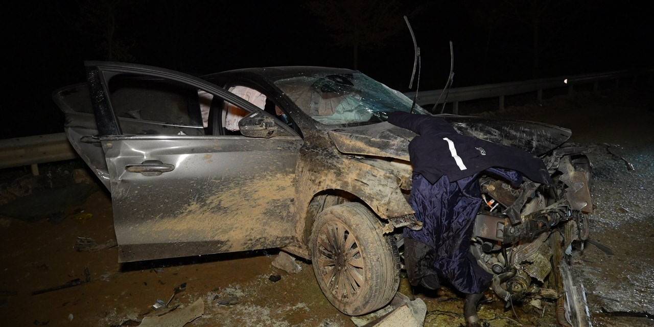 Belediye Otobüsüyle Kafa Kafaya Çarpışan Otomobil Hurdaya Döndü: 1 Ölü, 2 Yaralı