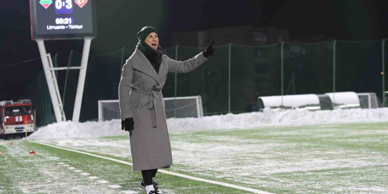 Necla Güngör Kıragası: "Takımımla Gurur Duyuyorum"