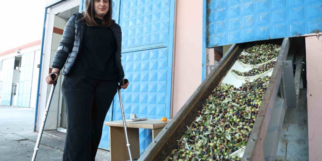 Depremde Ailesini Kaybeden Genç Kadın, Ampute Olan Bacağıyla Babasından Kalan Fabrikanın Başına Geçti