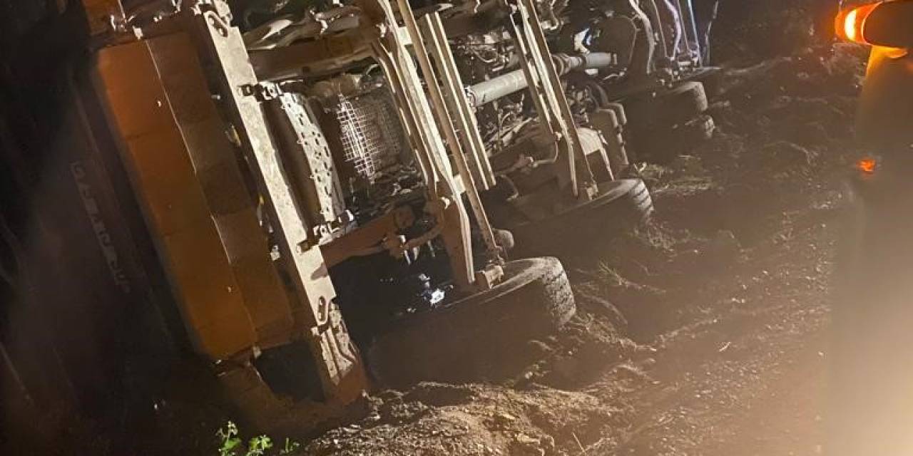 Hatay’da Beton Taşıyan Kamyon Devrildi