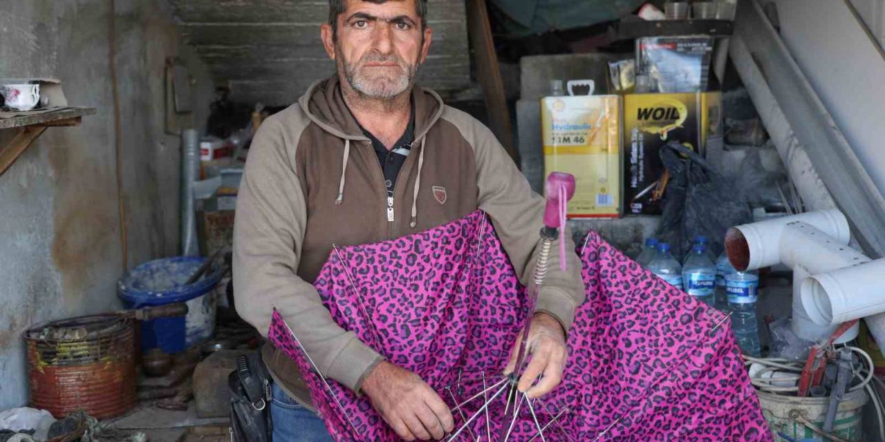 Enkaz Çarşısının Kalaycısı, 35 Yıldır Çekiç Sallayarak Ekmek Parasını Kazanıyor