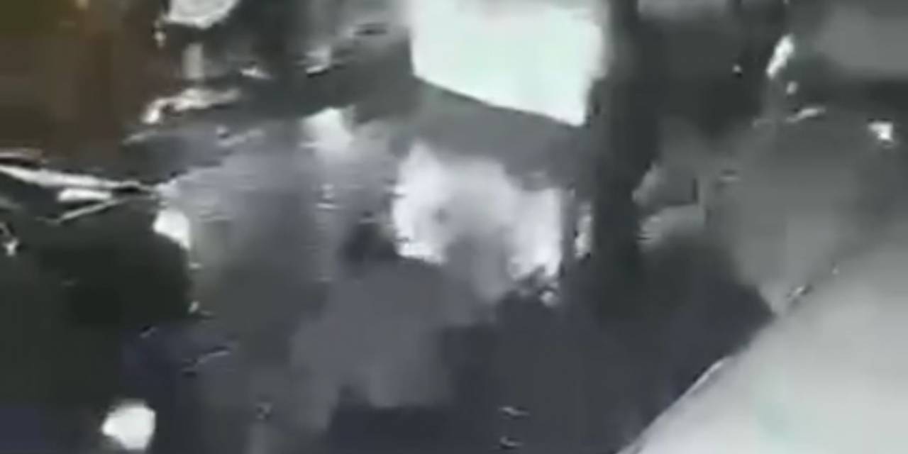 İstanbul’da Film Gibi Olay Kamerada: Silahlı Saldırıda Bulunan Şahsın Motosikletini Yaktı